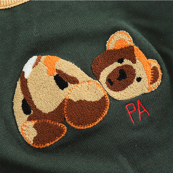 Μοντέρνο γυναικείο πουλόβερ με εφαρμογή και οβάλ λαιμόκοψη σε διάφορα χρώματα