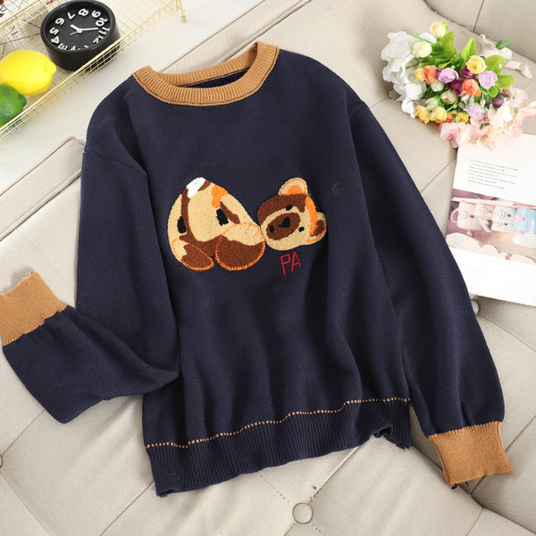 Μοντέρνο γυναικείο πουλόβερ με εφαρμογή και οβάλ λαιμόκοψη σε διάφορα χρώματα