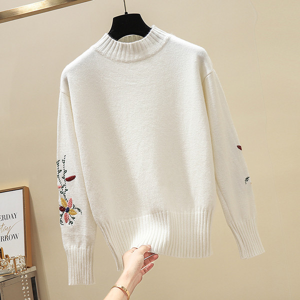 Μοντέρνο γυναικείο πουλόβερ με μεγάλο κολάρο και με φλοράλ κέντιμα σε διάφορα χρώματα