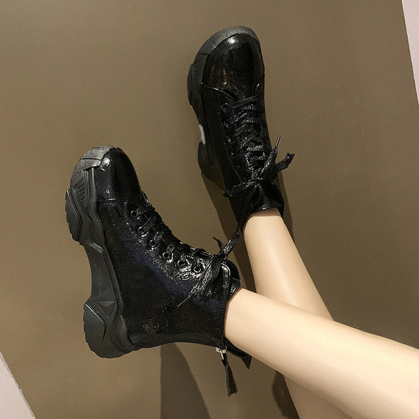 Γυναικεία αθλητικά παπούτσια  με κορδόνια σε τρία χρώματα