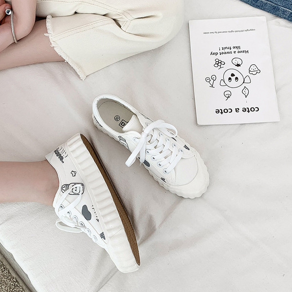 Καθημεριά γυναικεία παπούτσια σε λευκό χρώμα σε εφαρμογές