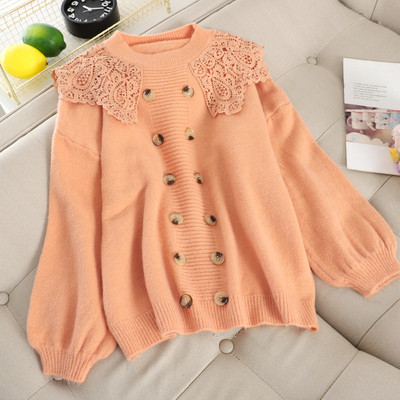 Μοντέρνο γυναικείο πουλόβερ  με ωοειδές ντεκολτέ, κουμπιά και δαντέλα σε διάφορα χρώματα