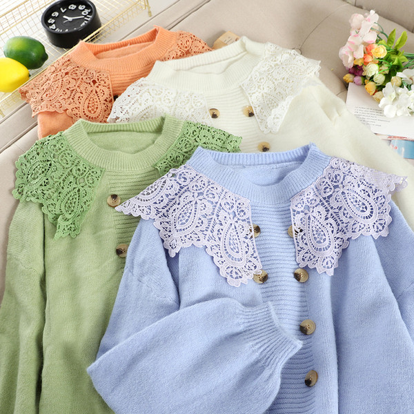 Μοντέρνο γυναικείο πουλόβερ  με ωοειδές ντεκολτέ, κουμπιά και δαντέλα σε διάφορα χρώματα