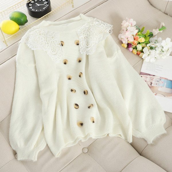 Μοντέρνο γυναικείο πουλόβερ  με ωοειδές ντεκολτέ, κουμπιά και δαντέλα σε διάφορα χρώματα