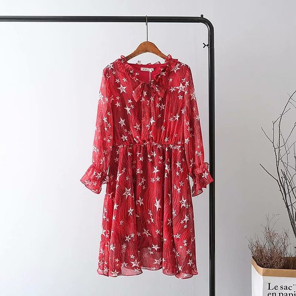 Κομψό γυναικείο κοντό φόρεμα με μακριά μανίκια σε κόκκινο χρώμα