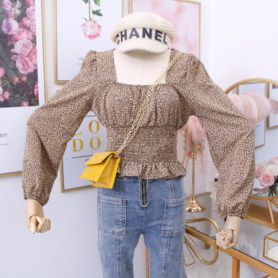 Μοντέρνα γυναικεία μπλούζα με τετράγωνη λαιμόκοψη και ζωικό μοτίβο σε διάφορα χρώματα