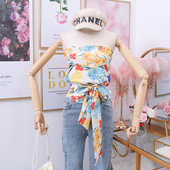 Bustiera moderna de dama cu model floral in alb si albastru