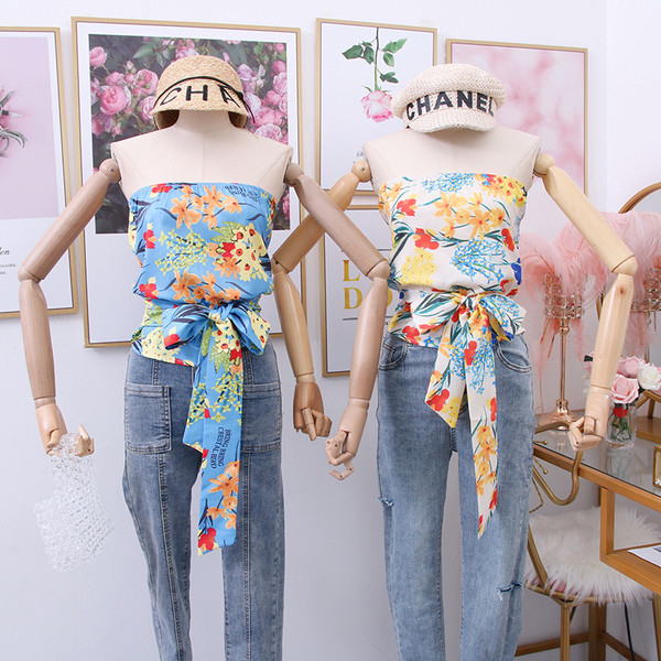 Bustiera moderna de dama cu model floral in alb si albastru