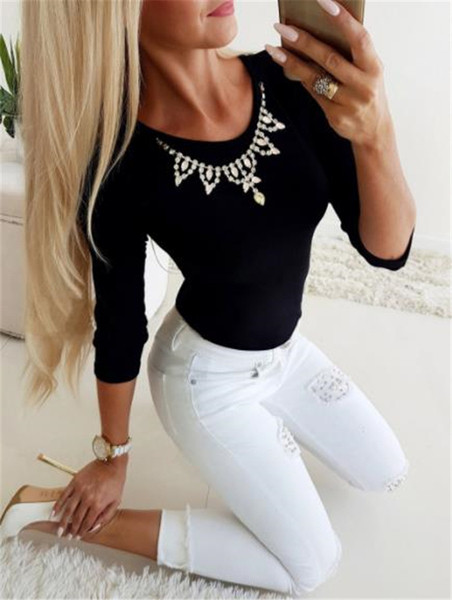 Καθημερινή γυναικεία μπλούζα με ωοειδές ντεκολτέ και μαύρες πέτρες