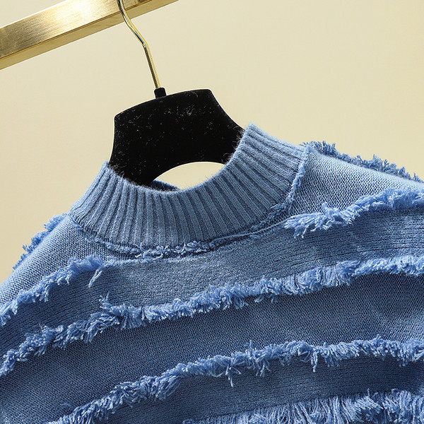 Γυναικείο πουλόβερ με υψηλό γιακά και κρόσσια με μπλε χρώμα