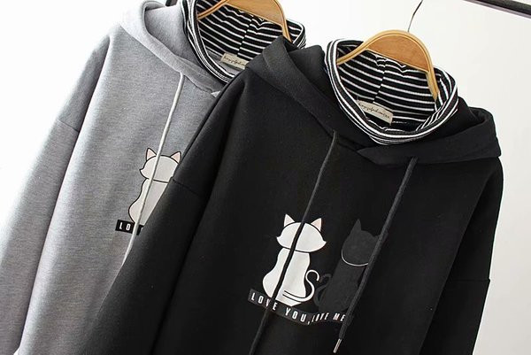 Casual γυναικείο φούτερ με κουκούλα και εφαρμογή σε γκρι και μαύρο χρώμα