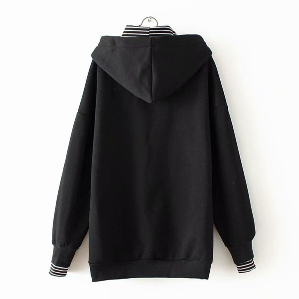 Casual γυναικείο φούτερ με κουκούλα και εφαρμογή σε γκρι και μαύρο χρώμα