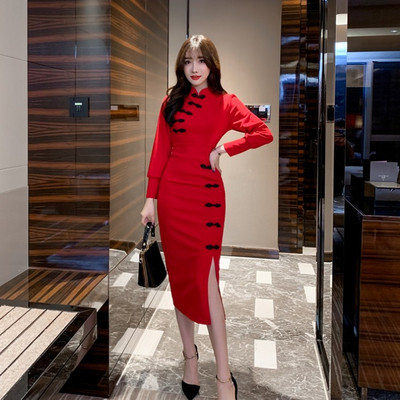 Női ruha fekete-piros hasítékkal