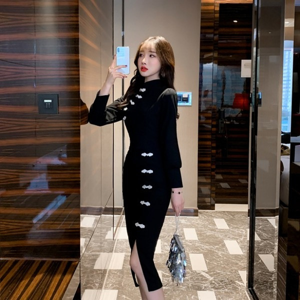 Női ruha fekete-piros hasítékkal