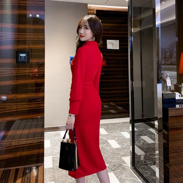 Női ruha fekete-piros hasítékkal