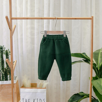 Μοντέρνο παιδικό αθλητικό παντελόνι για αγόρια σε μαύρο, πράσινο και καφέ χρώμα