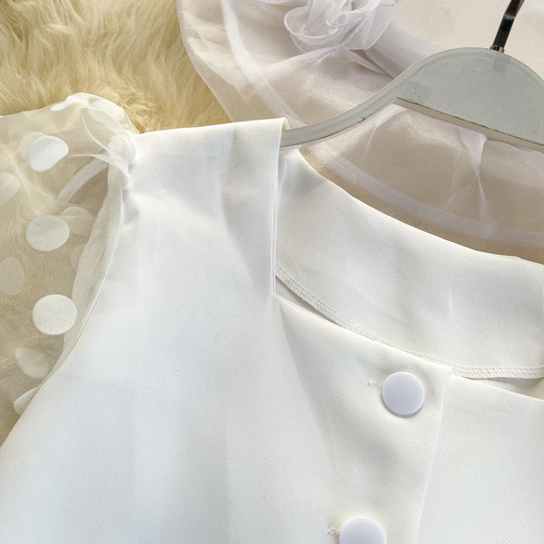 Cămașă modernă de damă cu nasturi și decolteu pătrat în alb și negru