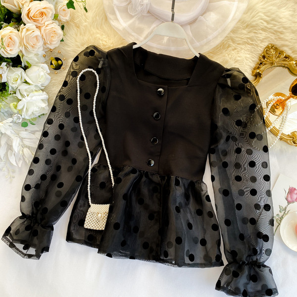 Cămașă modernă de damă cu nasturi și decolteu pătrat în alb și negru