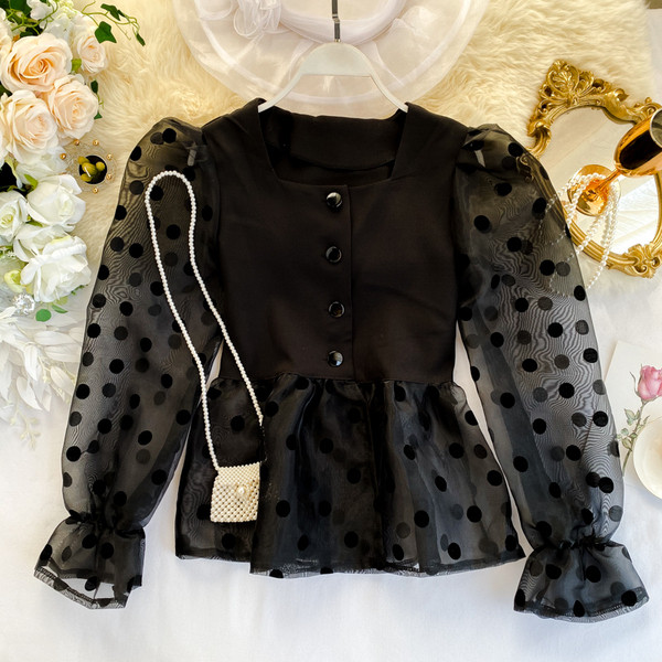 Cămașă modernă de damă cu nasturi și decolteu pătrat în alb și negru