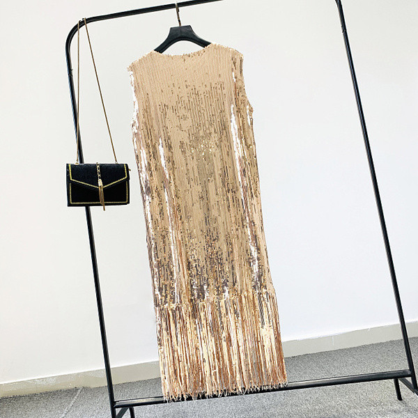 Μοντέρνο γυναικείο φόρεμα  με πούλιες και κρόσσια σε χρυσό και ροζ χρώμα