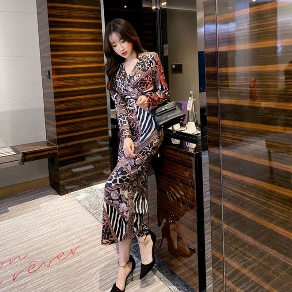 Rochie elegantă de damă, cu decolteu spitz și model animal