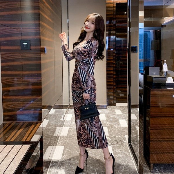 Rochie elegantă de damă, cu decolteu spitz și model animal