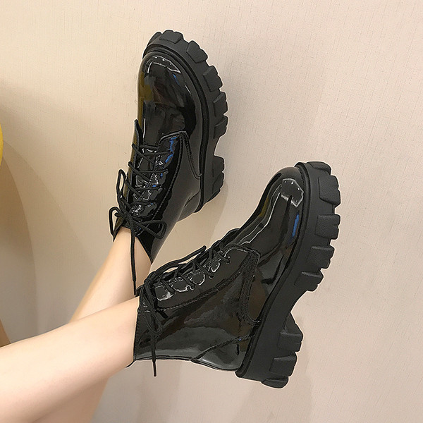 Γυναικείες μοντέρνες μπότες με ψηλή πλατφόρμα και με κορδόνια - δύο μοντέλα