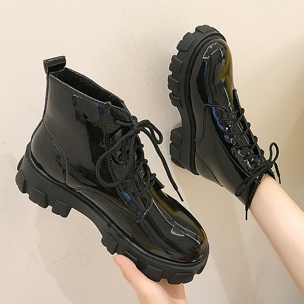 Γυναικείες μοντέρνες μπότες με ψηλή πλατφόρμα και με κορδόνια - δύο μοντέλα