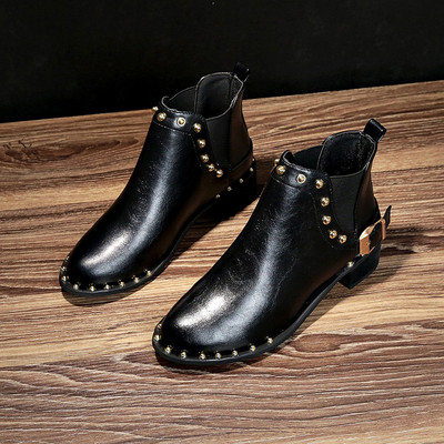 Κομψές γυναικείες μπότες με μεταλλικό στοιχείο - μαύρο