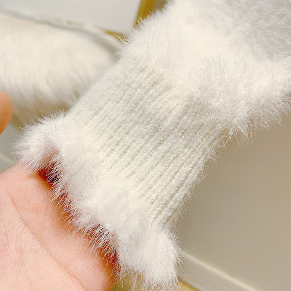 Pulover de puf de damă în alb și albastru