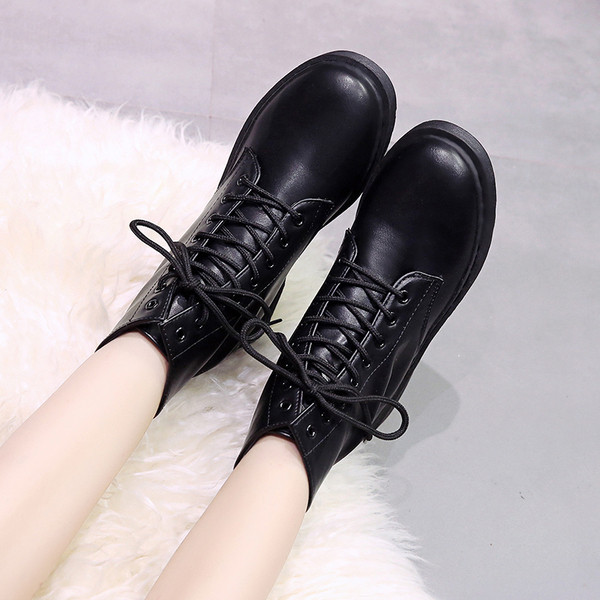 Дамски ежедневни кожени боти с връзки в черен цвят 