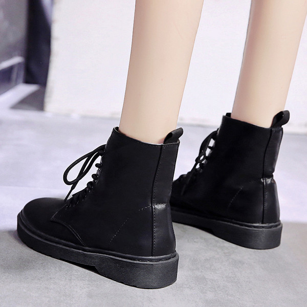 Дамски ежедневни кожени боти с връзки в черен цвят 