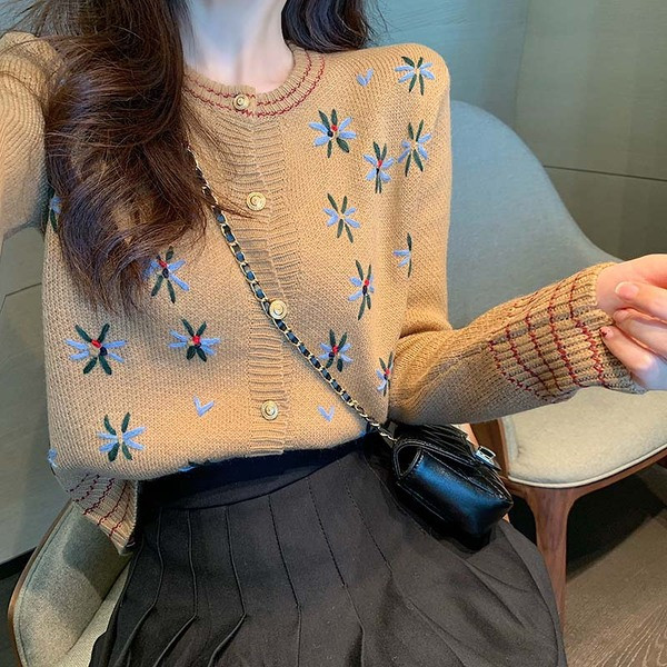 Cardigan modern de dama cu broderie si nasturi