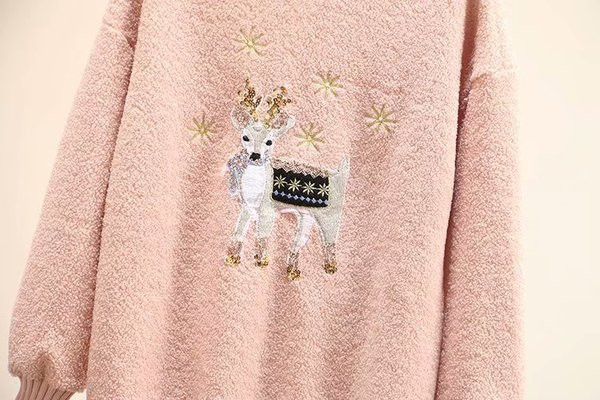 Μοντέρνο γυναικείο πουλόβερ με O-neck και κεντήματα σε ροζ χρώμα