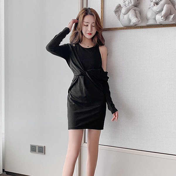 Rochie modernă de damă cu mâneci lungi și umerii goi, în negru