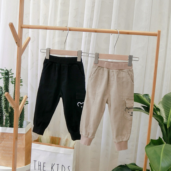 Pantaloni sport pentru copii model nou cu buzunar in negru si maro pentru baieti