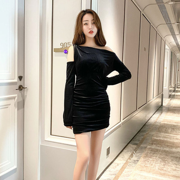 Modern női ruha csupasz bársony vállakkal, fekete színben