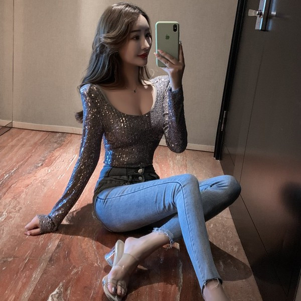 Γυναικεία μπλούζα με πούλιες σε μαύρο και ασημί χρώμα