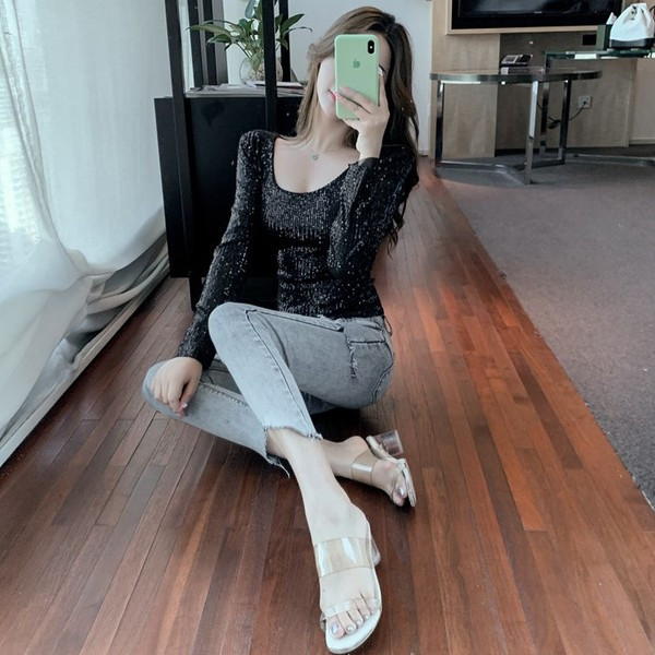 Γυναικεία μπλούζα με πούλιες σε μαύρο και ασημί χρώμα