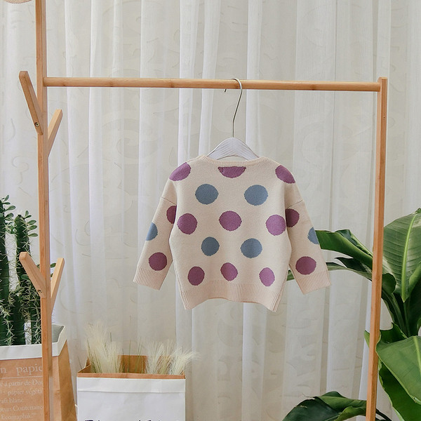 Μοντέρνο γυναικείο πουλόβερ για αγόρια σε μπεζ χρώμα