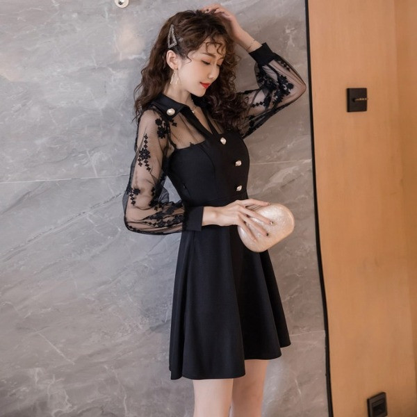 Modern női ruha csipkeujjal és fekete hímzéssel