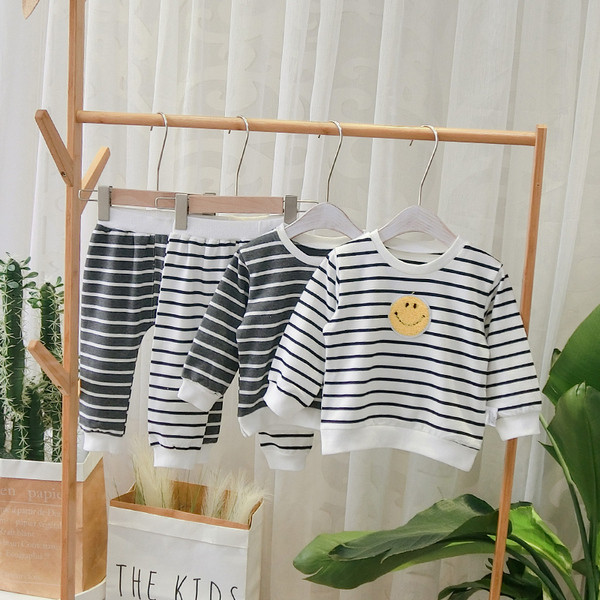 Set pentru copii model in dungi din doua parti in gri si alb