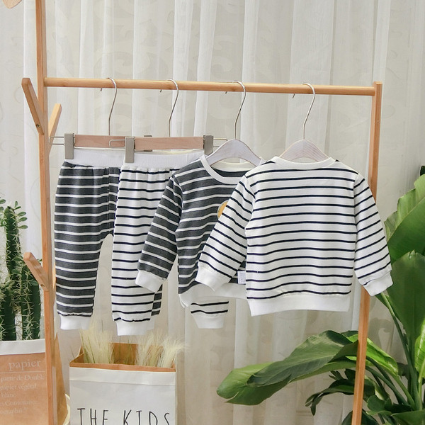 Set pentru copii model in dungi din doua parti in gri si alb