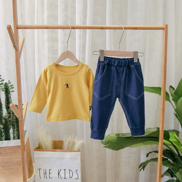 Μοντέρνα παιδικά αθλητικά τζιν για αγόρια με τσέπες σε μαύρο και μπλε χρώμα