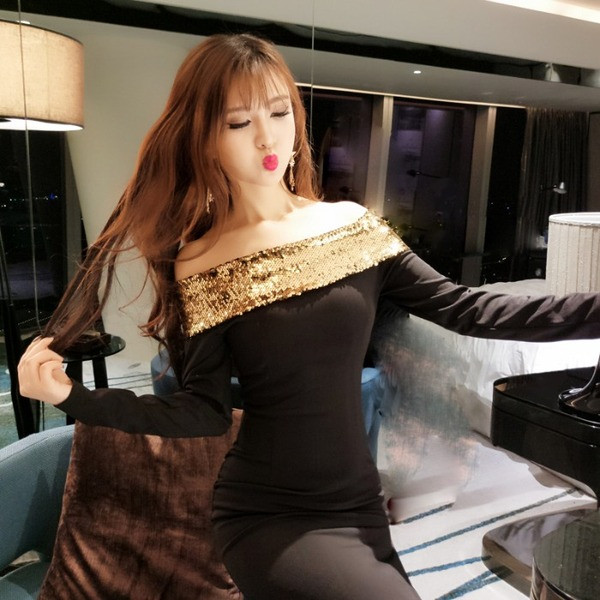 Μοντέρνο γυναικείο φόρεμα με γυμνά ώμους και πούλιες σε μαύρο χρώμα