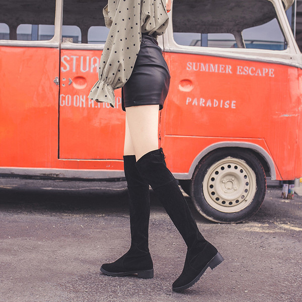 Μοντέρνα γυναικείες μπότες από σουέτ με χαμηλό τακούνι σε μα'υρο χρώμα