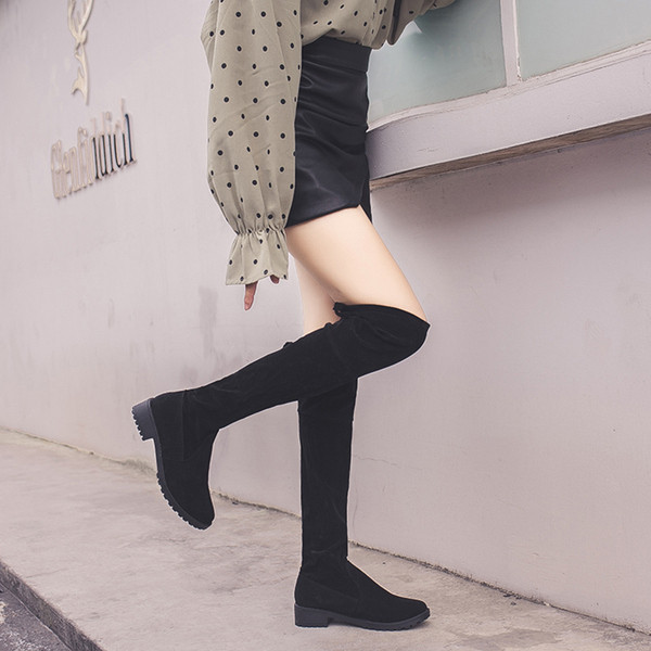 Μοντέρνα γυναικείες μπότες από σουέτ με χαμηλό τακούνι σε μα'υρο χρώμα