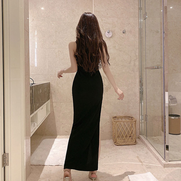 Μοντέρνο γυναικείο μακρύ φόρεμα με σχισμή σε μαύρο χρώμα