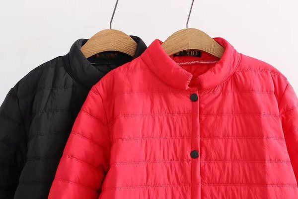 Μοντέρνο χειμωνιάτικο μακρύ μπουφάν με κουμπιά και ψηλό γιακά σε ροζ και μαύρο χρώμα