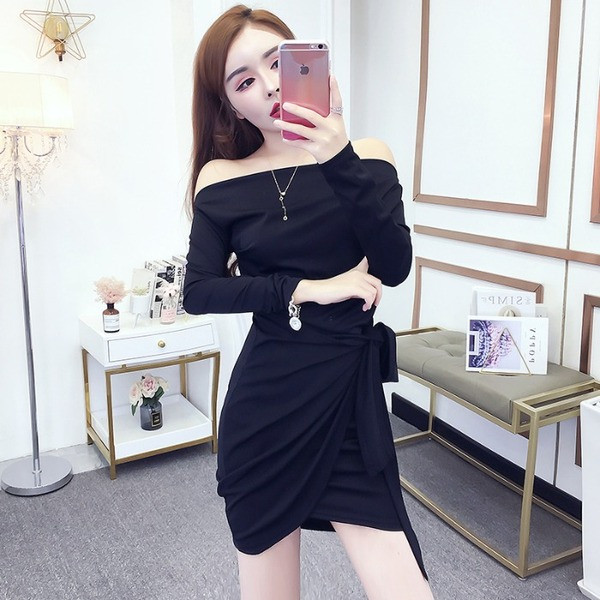 Modern női ruha aszimmetrikus modell csupasz váll fekete és rózsaszín színben